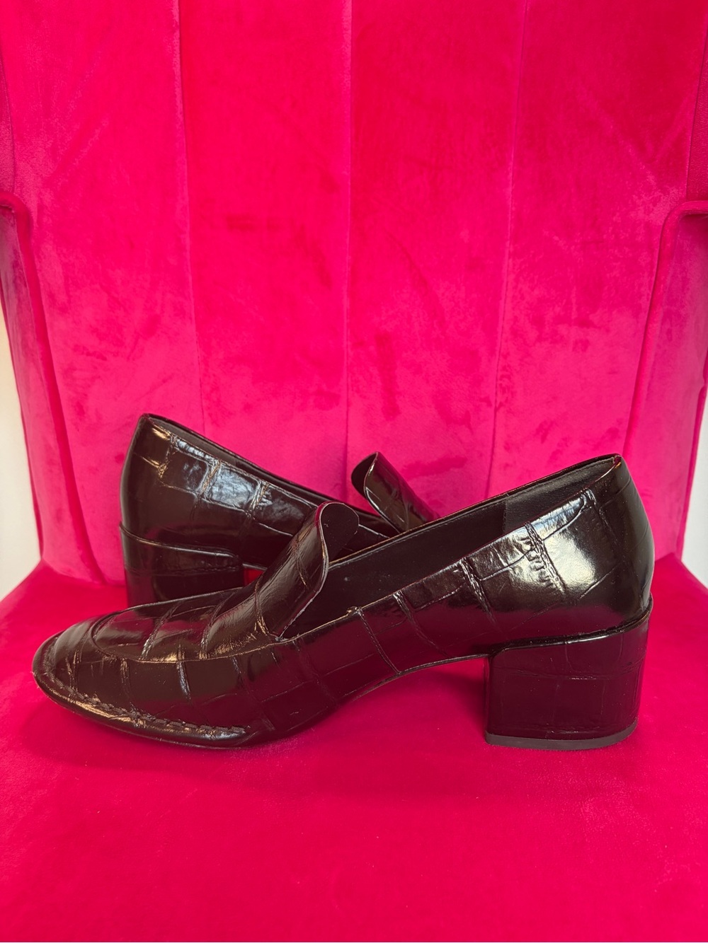 ✨ Vince Millie Alligator-Embossed Leather Heeled Loafers - Size 9✨